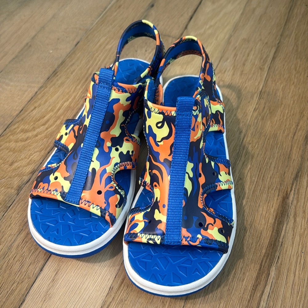 Lands End Kids Printed Water Shoes - size 2Y